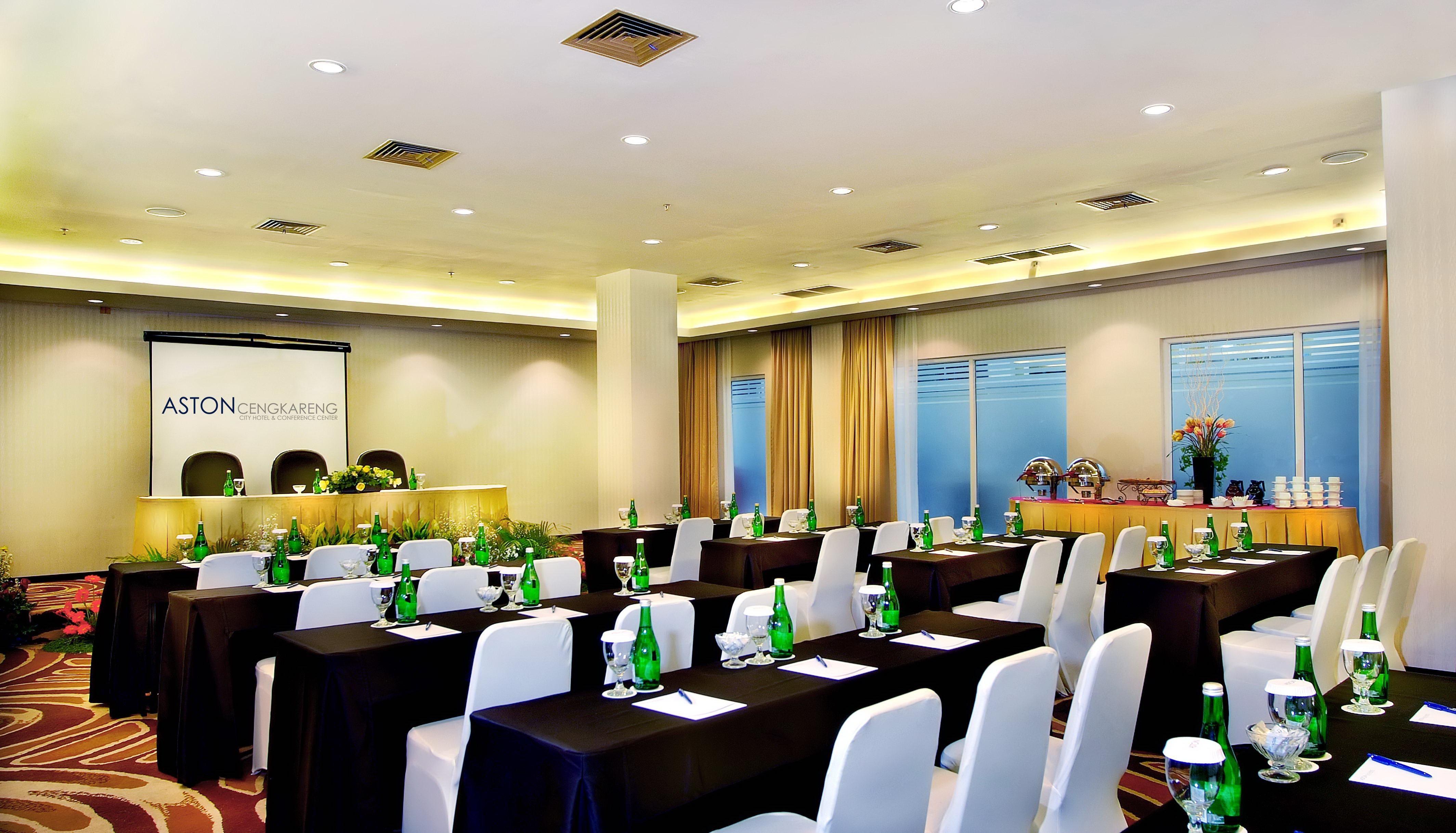 Royal Palm Hotel & Conference Center Cengkareng Jakarta Exterior photo
