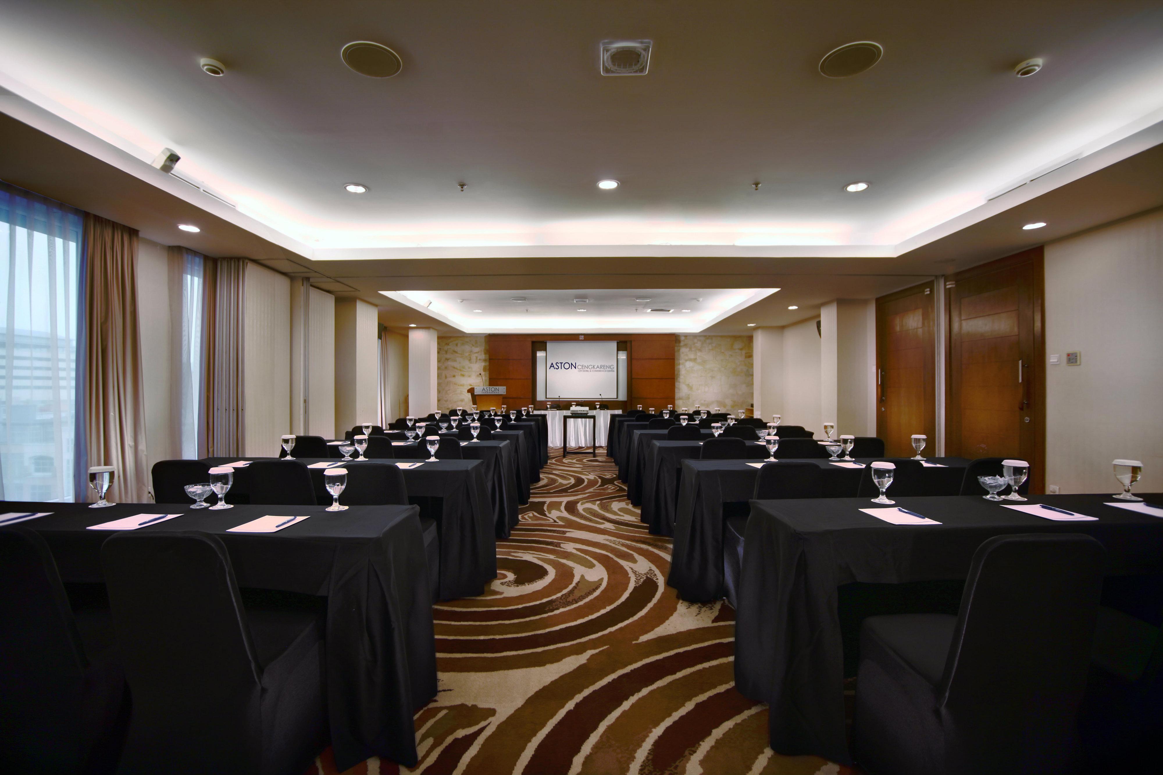 Royal Palm Hotel & Conference Center Cengkareng Jakarta Exterior photo