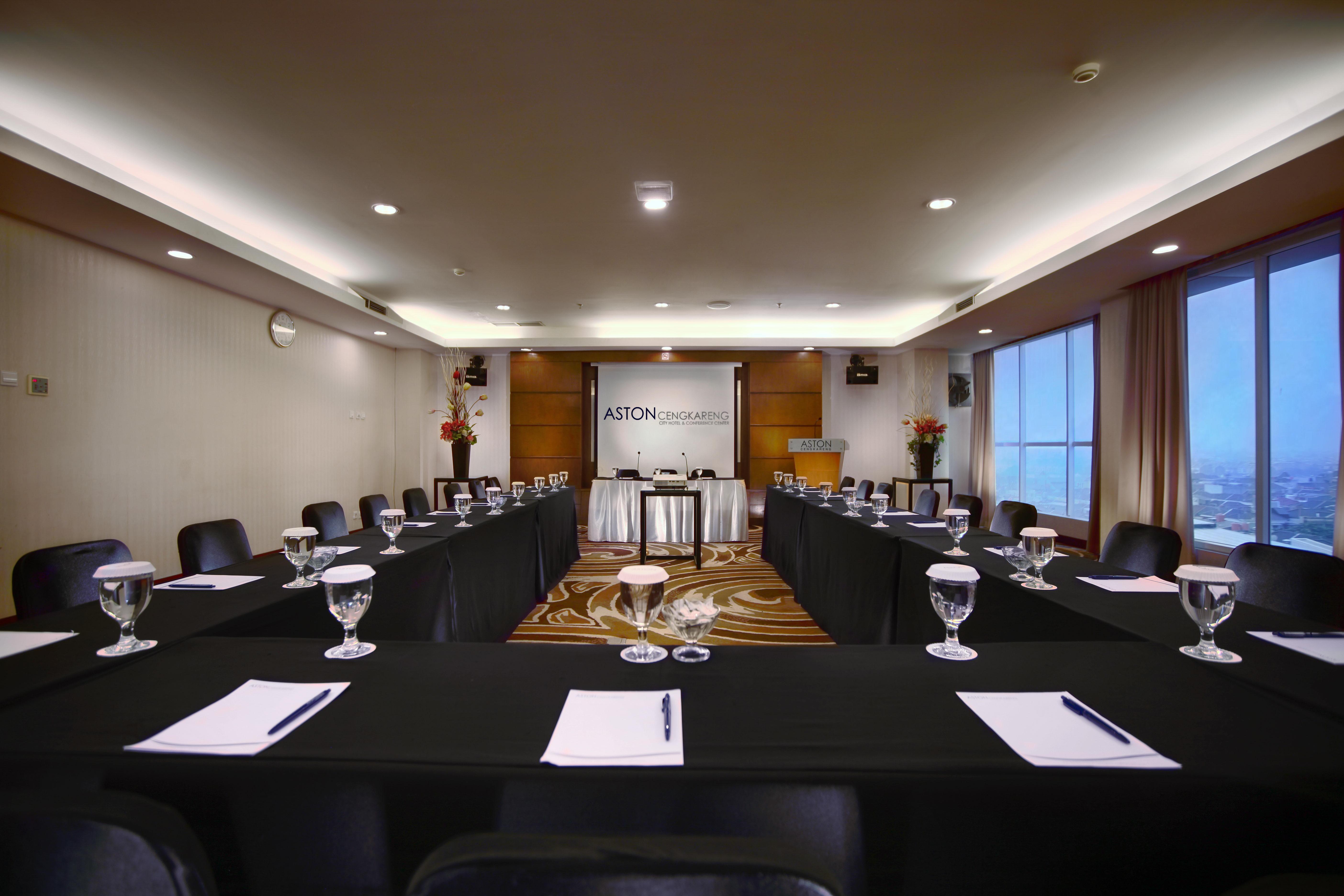 Royal Palm Hotel & Conference Center Cengkareng Jakarta Exterior photo