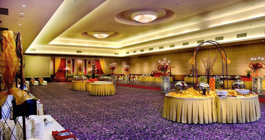 Royal Palm Hotel & Conference Center Cengkareng Jakarta Exterior photo